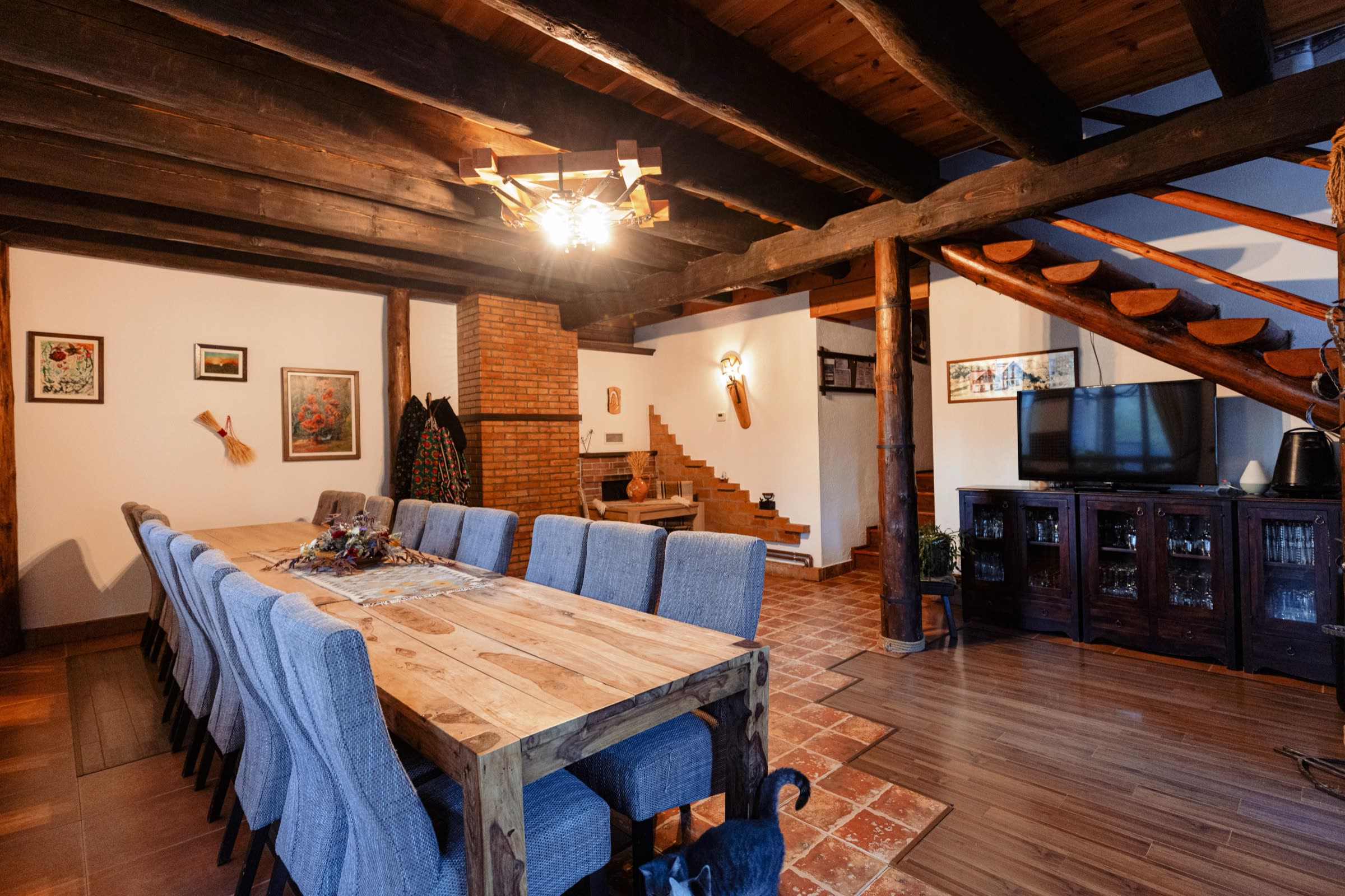 Sala de ospețe cu mese lungi de lemn