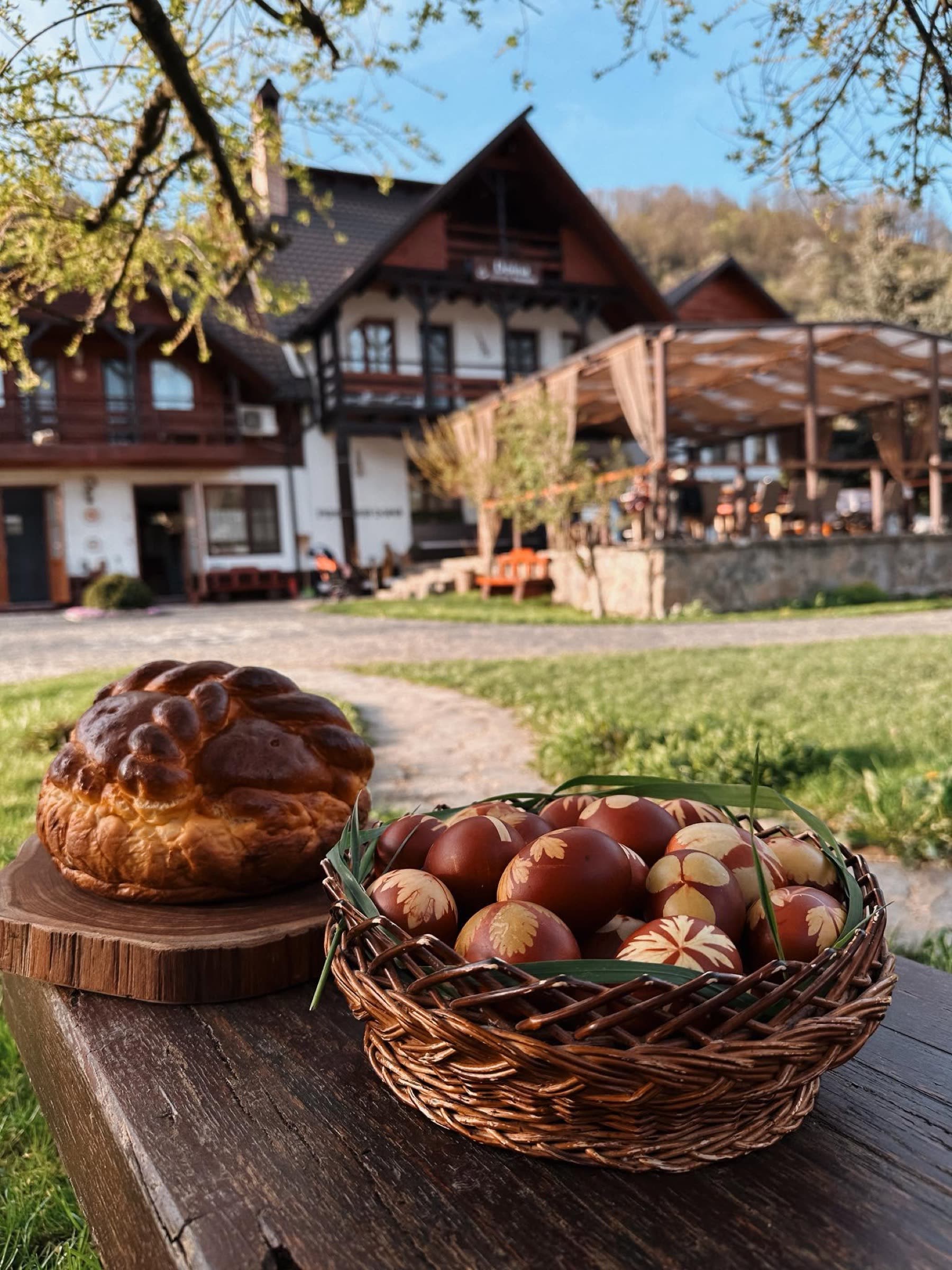 Pâine de casă într-un coș, în grădină