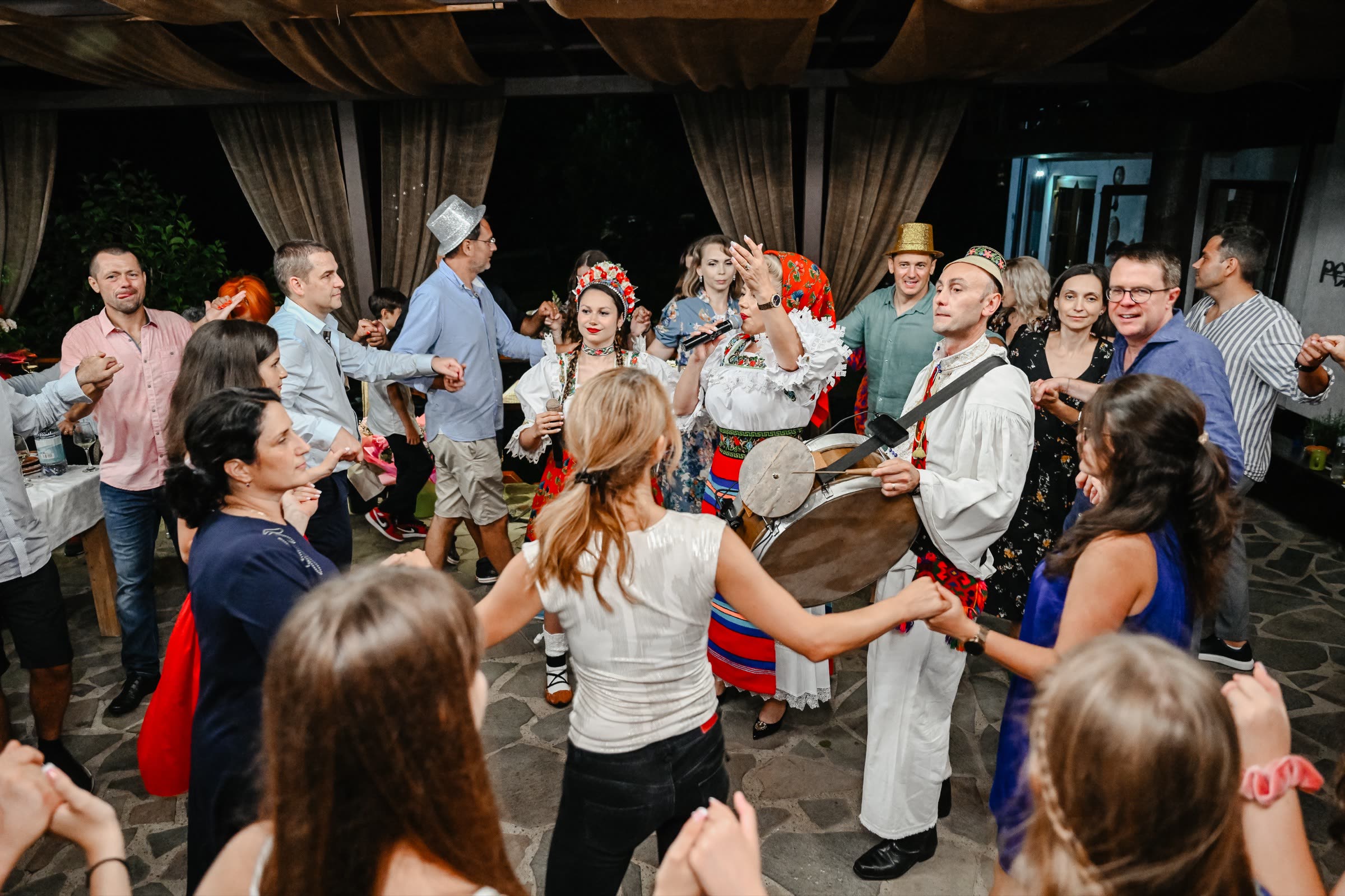 Horă în seara unui eveniment de familie, în costume populare