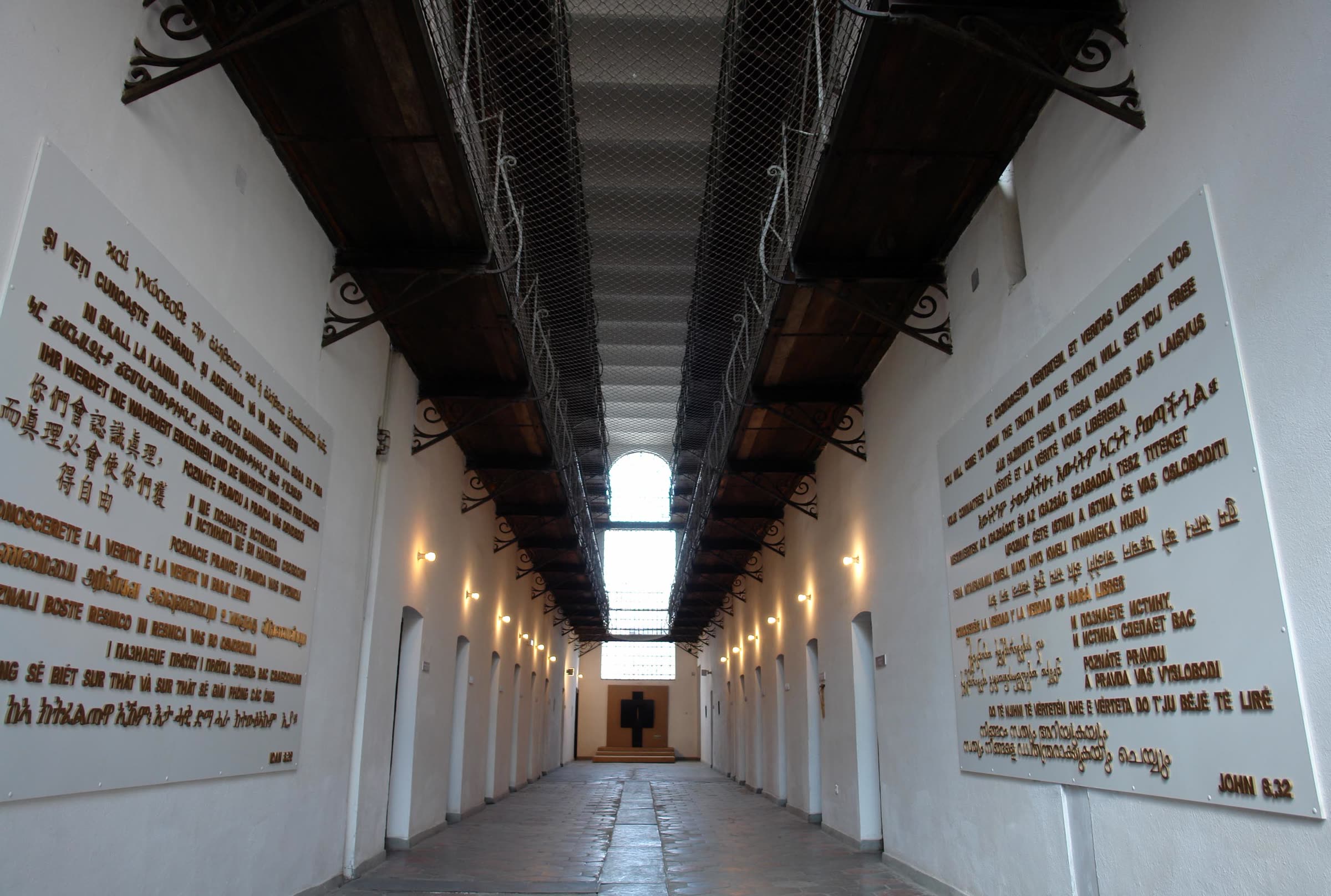 Coridorul de celule al Memorialului Victimelor Comunismului din Sighetu Marmației