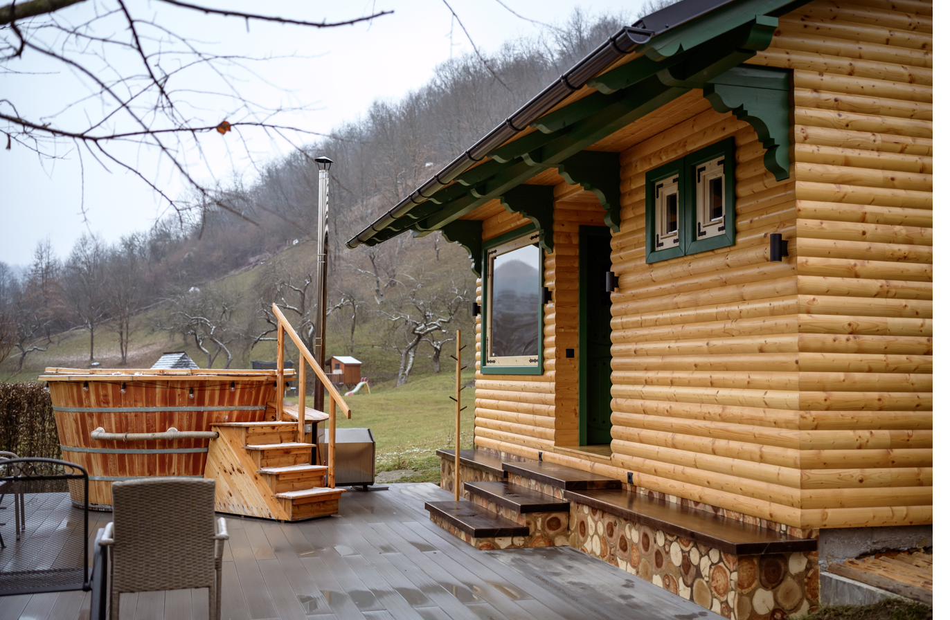 Sauna și ciubărul pe terasa de lemn, sub cerul liber, la Pensiunea Doina